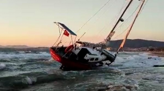 Kuşadası'nda yelkenli tekne fırtınada karaya oturdu
