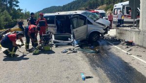 Minibüs köprü ayağına çarptı: 2 ölü, 2 yaralı