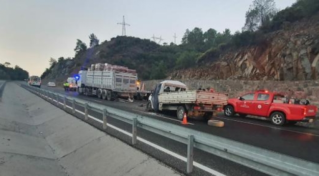 Muğla'da kamyona çarpan kamyonetin sürücüsü öldü