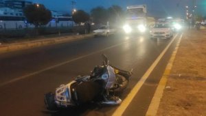 Otomobilin çarptığı motosiklet sürücüsü öldü