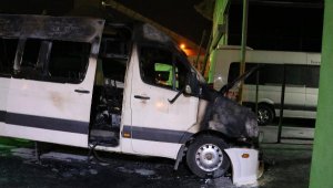 Park halindeki servis minibüsü alev alev yandı