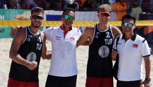 Plajda voleybolunda alkışlar Kesgin ve Kaplan ikilisine