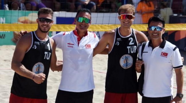 Plajda voleybolunda alkışlar Kesgin ve Kaplan ikilisine