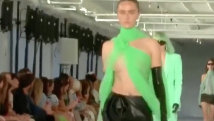 Podyumda göğüsleri açıldı