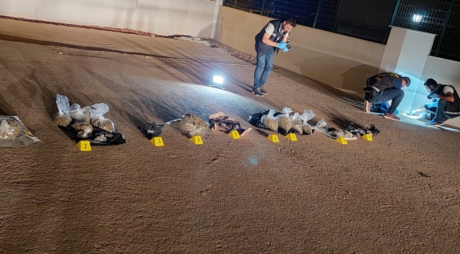 Polis kapıya gelince, uyuşturucuları 6. kattan aşağı attılar