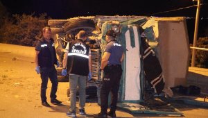 Refüjdeki palmiye ağacına çarpan kamyonetin sürücüsü öldü