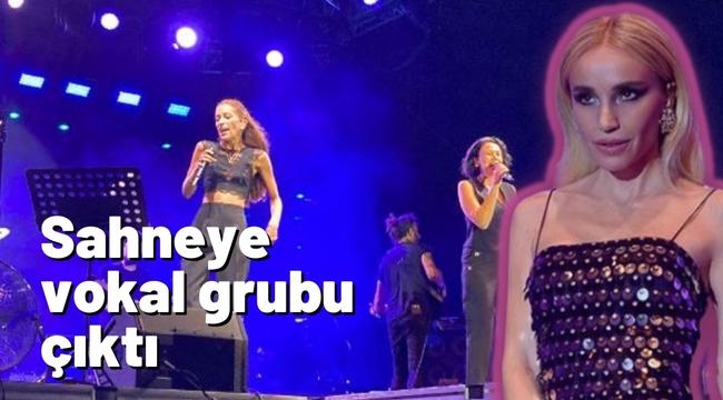 Şarkıcı Gülşen'in sahneye çıkamadığı İEF'te orkestra ve vokal grubu yer aldı