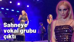 Şarkıcı Gülşen'in sahneye çıkamadığı İEF'te orkestra ve vokal grubu yer aldı