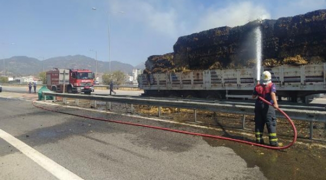 Seyir halindeki saman yüklü TIR'da yangın