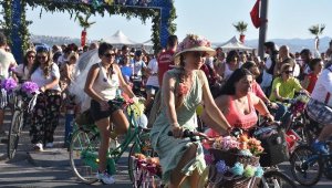 'Süslü kadınlar' İzmir'de pedal çevirdi