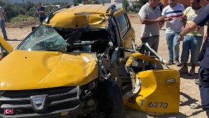 Taksi, çöp konteyneri ve kamyonete çarptı 