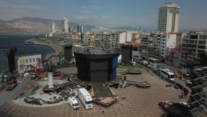 Tarkan için kurulan sahne çöktü, yaralılar var