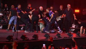 Tarkan'a sarılmak için sahneye atladı