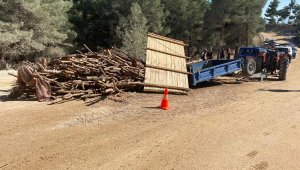 Traktörün devrilen römorkunun altında kalan kadın öldü