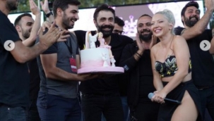 Yeni tarzıyla, sahnede doğum günü