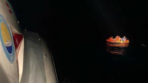 Yunanistan'ın geri ittiği 35 kaçak göçmen kurtarıldı