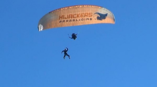 1200 metreden atladılar! Cumhuriyet'i 'yamaç paraşütü' yaparak kutladılar