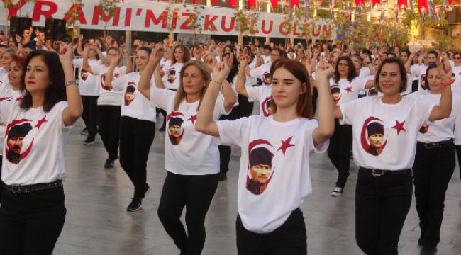 99 kadın, zeybek oynayarak 99'uncu yılı kutladı