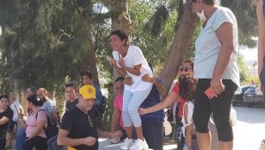 Adliyenin önünde sinir krizi geçirdi