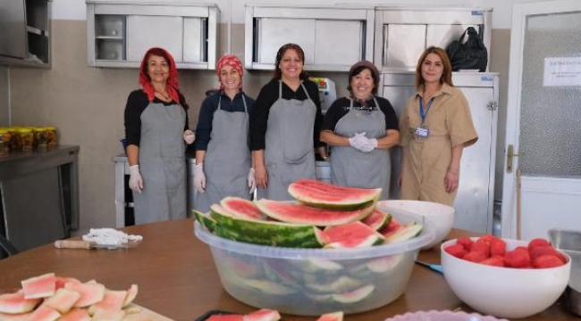 Ayvalık kooperatif mutfağında kış hazırlığı tamamlandı! Reçeller, salçalar hazır