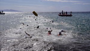 Ayvalık'ta Sarımsaklı sahilinde triatlon