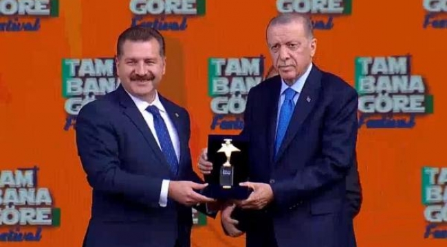 Balıkesir Büyükşehir Belediye Başkanı Yılmaz'a Genç Belediye Ödülü