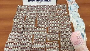 Bayraklı'da şüphelinin üzerinden 560 adet uyuşturucu hap çıktı