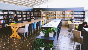 Bayraklılı bu kafeyi çok sevdi! Kitap okumayı kolaylaştıran kafe