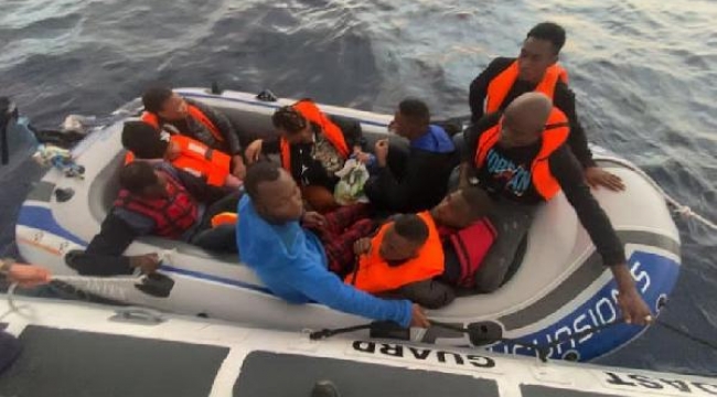 Bodrum'da Yunanistan'ın ittiği 14 kaçak göçmen kurtarıldı