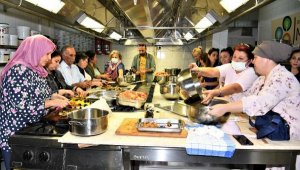 Bornova Belediyesi atölyelerinde ihtiyaçlı ailelere kışlık gıda