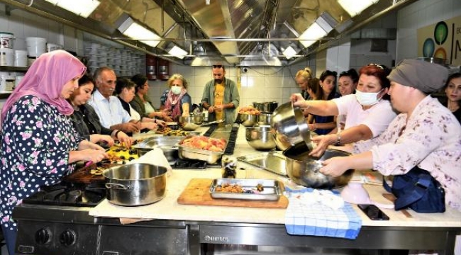 Bornova Belediyesi atölyelerinde ihtiyaçlı ailelere kışlık gıda