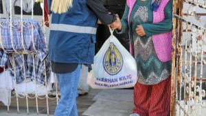 Buca'da belediye ekiplerinden kış öncesi sosyal yardım dağıtımı