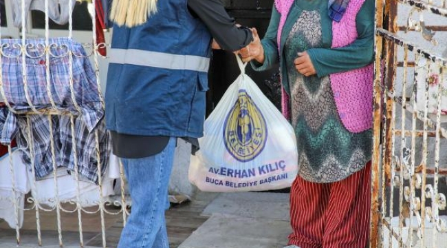 Buca'da belediye ekiplerinden kış öncesi sosyal yardım dağıtımı