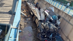 Çeşme' de korkunç kaza; Hurda yüklü TIR  sulama kanalına düştü:1 kişi öldü