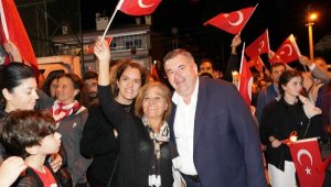 Çeşmeliler, fener alayı sonrası Suavi konseri ile bayramı kutladı