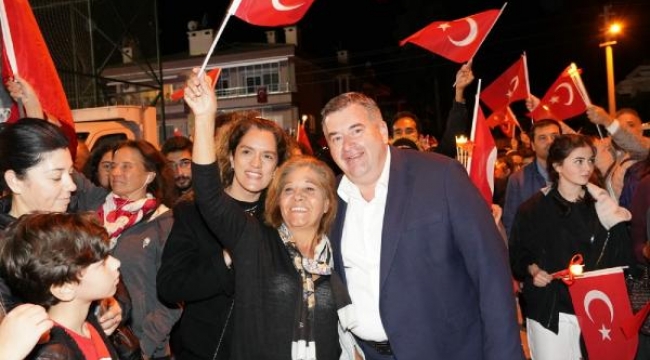 Çeşmeliler, fener alayı sonrası Suavi konseri ile bayramı kutladı