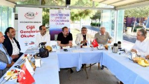 Çiğili Belediye Başkanı Utku Gümrükçü, kuyumcu esnafıyla bir araya geldi