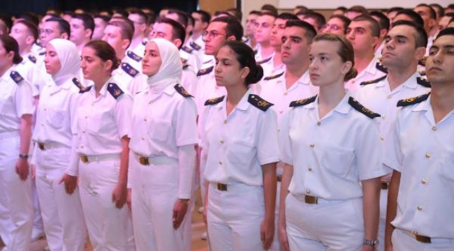 DEÜ'de geleceğin denizcileri brövelerini taktı