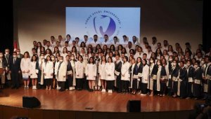 Dokuz Eylül'de geleceğin diş hekimleri törenle beyaz önlüklerini giydi