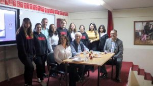 Duayen turizmci, öğrencilere Foça'yı anlattı