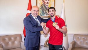 Dünya şampiyonu güreşçi Kerem Kamal, Başkan Soyer'i ziyaret etti