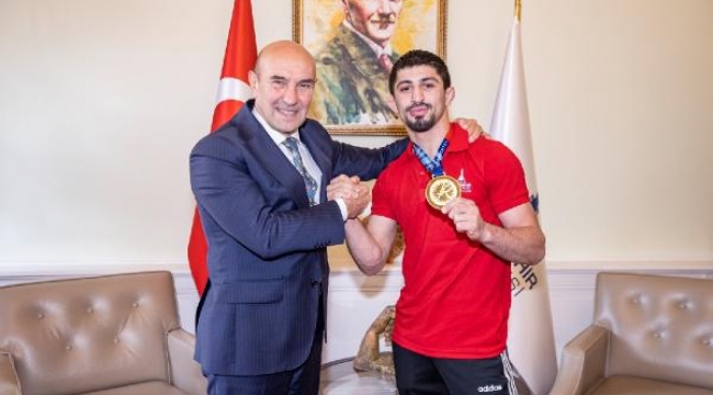 Dünya şampiyonu güreşçi Kerem Kamal, Başkan Soyer'i ziyaret etti
