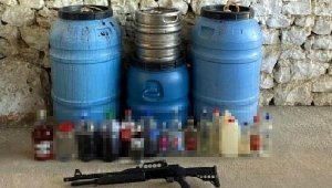 Evinde litrelerce sahte içkiyle yakalandı