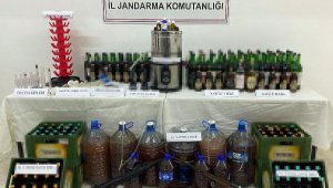 Evinde ürettiği litrelerce sahte içkiyle yakalandı