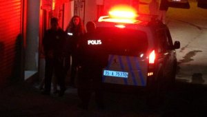 Evini yaktı, sigara içerek yangını izledi