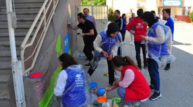 Gönüllü üniversite öğrencileri köy okulunu boyadı