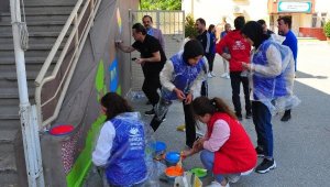 Gönüllü üniversite öğrencileri köy okulunu boyadı