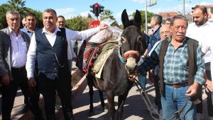 Güreş ağası, 1 milyon 17 bin TL ağalık parasını katırla taşıdı