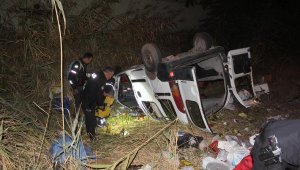 Hafif ticari araç, devrildi; sürücü ve eşi yaralandı