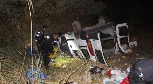 Hafif ticari araç, devrildi; sürücü ve eşi yaralandı